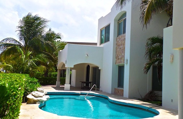 Luxury Villa! Steps from the Caribbean & Beach Access! Quick walk to town, WiFi!