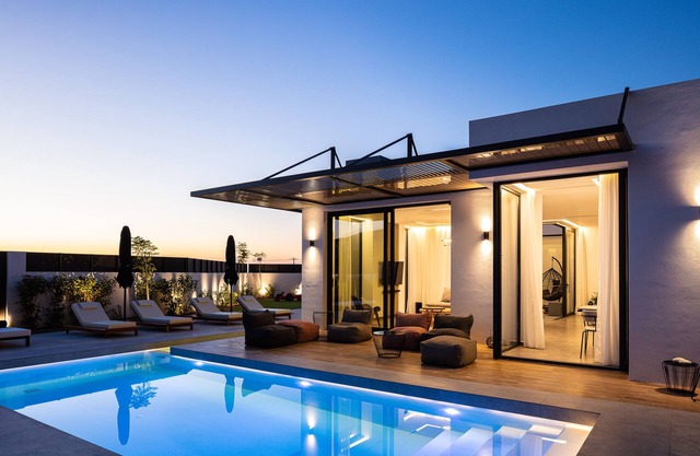 Luxury Villa, steps to amenities, BBQ, Ping-Pong!