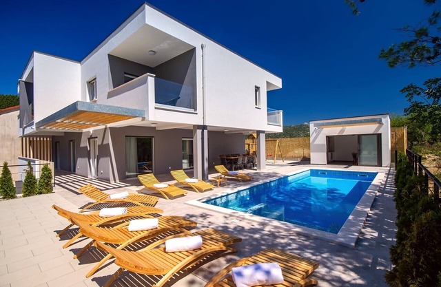 Luxury Villa Tela with heated pool, attached whirlpool, sauna, darts, table tennis