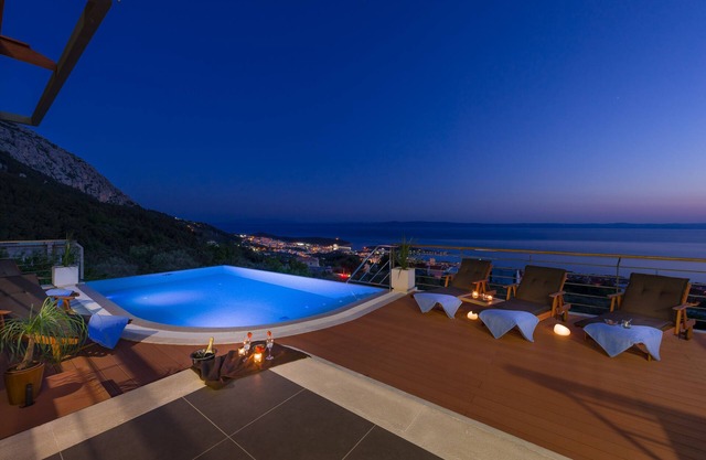 Luxury Villa View Makarska, private heated infinity pool, Jacuzzi, Gym,BBQ.