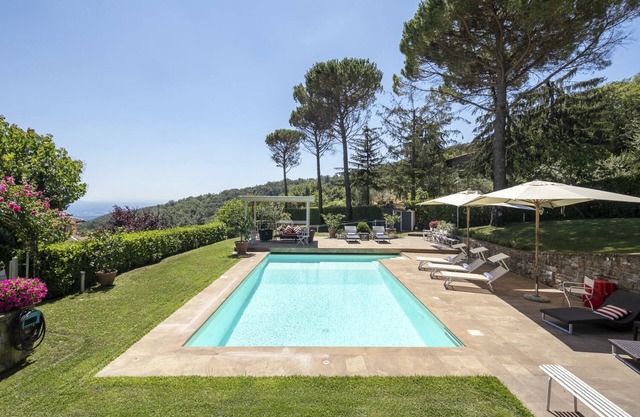 Luxury Villa with large pool close to Florence