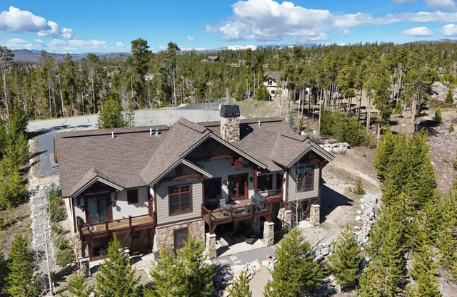 Luxury villa w/lake+mtn views+private theatre!