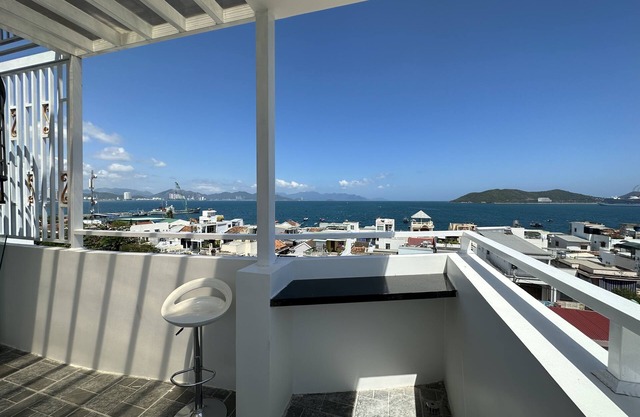 Luxury Villa w/Ocean view, Garage, Gym and Rooftop Bar - 5 min walk from beach!