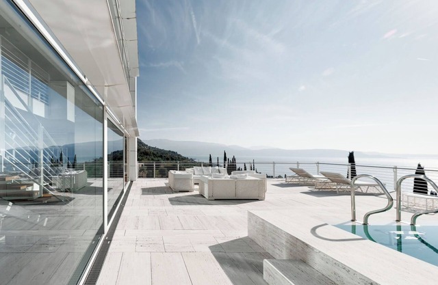 Luxury Villa with infinity pool and lake view from architect Richard Meier