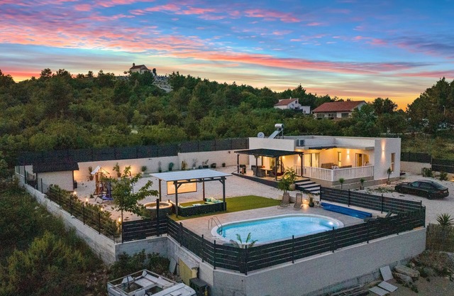 Luxury villa with a swimming pool Šibenik (K-21484)