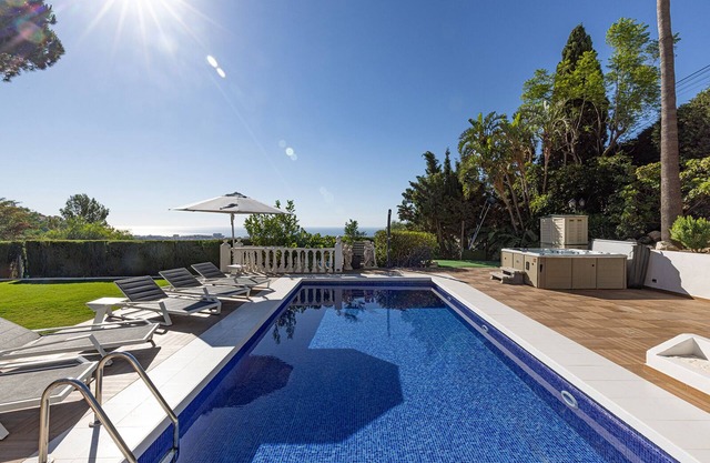 Luxury villa with beautiful sea view & jacuzzi