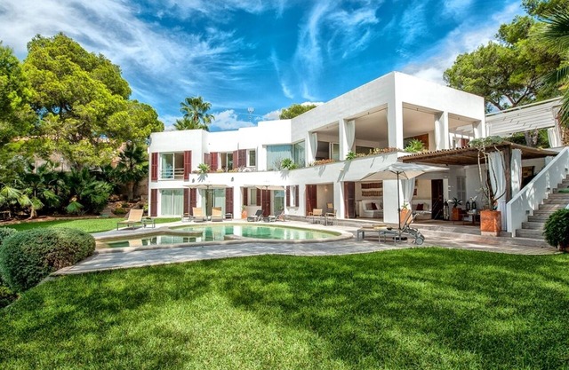 Luxury Villa with Private Pool and direct Access to a Mini Beach!