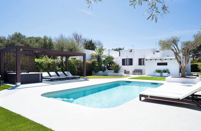 Luxury Villa with Heated Swimming Pool & Outdoor Jacuzzi - 50mt from the Beach