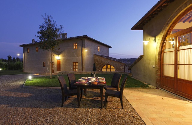 Luxury Villa with Swimmingpool in Chianti/Sleeps 21 - or more in extra suites