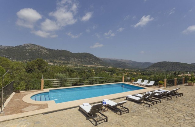 Luxury Villa with pool and views of the Sierra Tramuntana 15 'from the beach