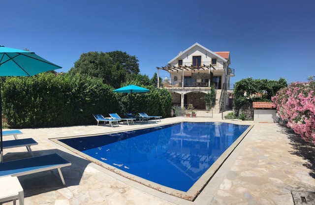 LUXURY VILLA WITH PRIVATE POOL ON BEAUTIFUL AND ACCESSIBLE LUSTICA PENINSULA
