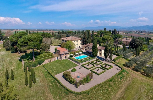Luxury Villa with Private Pool and Breathtaking Views of the Tuscan Hills