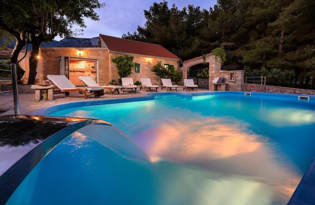 Luxury Villa Zlatni Rat with Pool, Near Zlatni Rat Beach, Bol