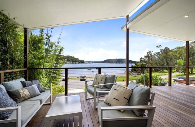 Luxury Villas Araluen Waterfront Getaway (Walk to the beach)