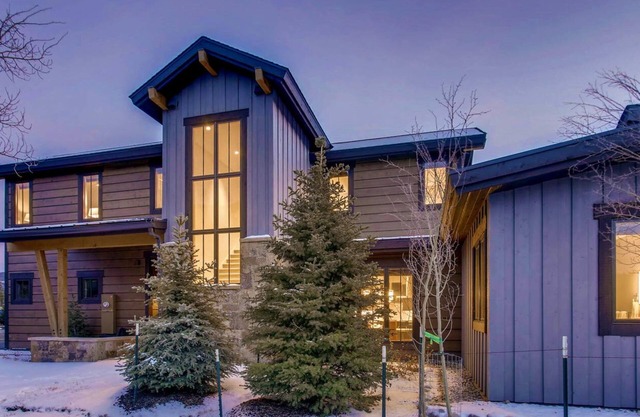Luxury W/Mountain Views + Hot Tub + Ski Shuttle - River Song at the Shores