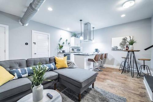 Luxury w/SoakTub* King with 3BR