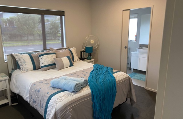 Luxury warm and sunny one bedroom unit in handy location, sleeps two.