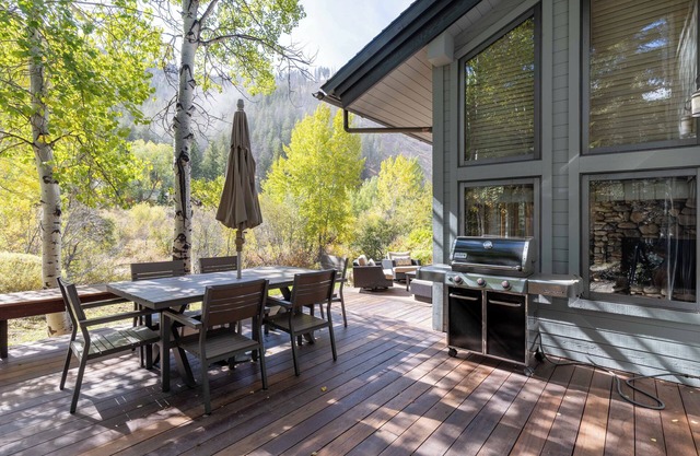 Luxury Warm Springs Retreat: Riverfront, Hot Tub, & Steps to Lifts