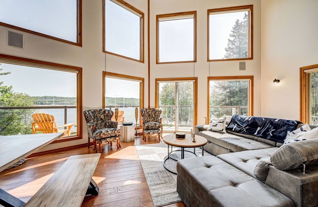 Luxury Waterfront Paradise with sauna and hot tub!