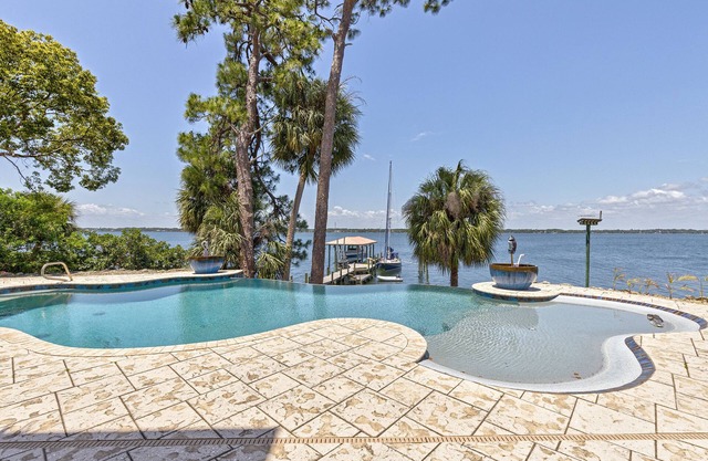 Luxury Waterfront Retreat, near Cocoa Beach, Kennedy Space Center, Disney World