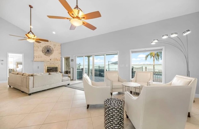 Luxury Waterfront Pool Home-5BD/5BA
