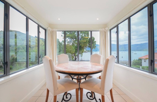 Luxury Waterfront Apartment with Amazing Views