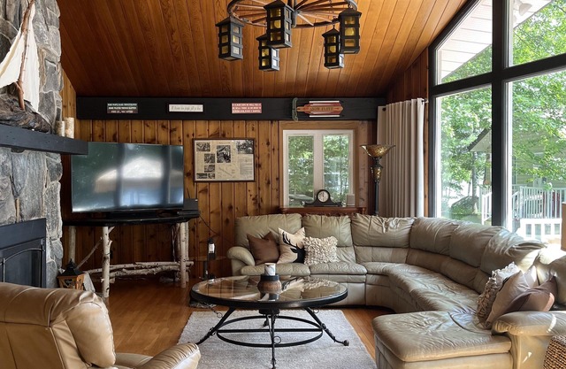 Luxury waterfront Cottage with tournament pickleball court and sandy clear beach