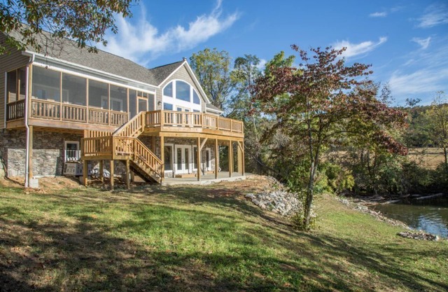 Luxury Waterfront Home on Claytor Lake 5BS12