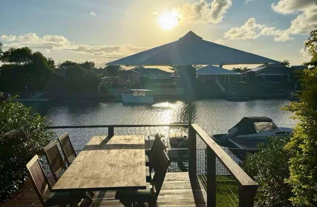 Luxury Waterfront Retreat: Pet friendly Canal Home with Jetty on Bribie Island!