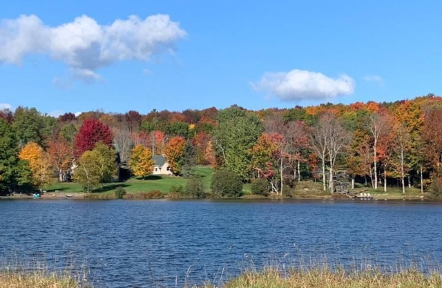 Luxury waterfront ski cabin, 4-bedroom house and office, monthly only