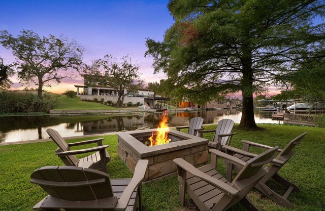 ⭐️Luxury Waterfront Farmhouse - Fire Pit, Chef's Kitchen-Poker Table -Sleeps 24⭐️
