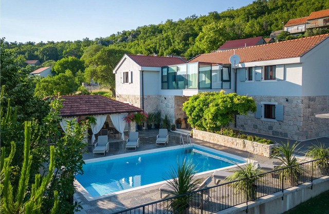 Luxury wellness vacation in modern vacation home in Trilj.