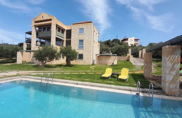 Luxury with private heated pool close to beach ponoramic views for 6-12 people.