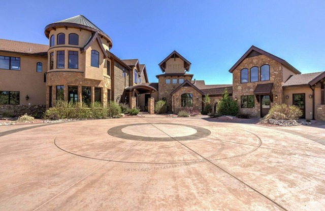Luxury Zion Villa, Views, Hot tub, Gourmet kitchen, Theater Room, Bocce.