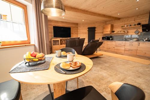 Luxus Chalet im Allgäu - Zirbenholz Schlafzimmer - Terrasse mit Bergblick - Infrarotkabine
