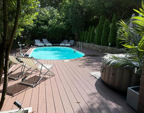 Luxus-Familienvilla mit privatem Pool und XXL Whirlpool, Kamin, Grill & Blick in die Weinberge