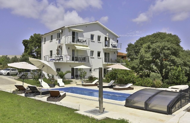 Luxusvilla am Meer mit Pool 1