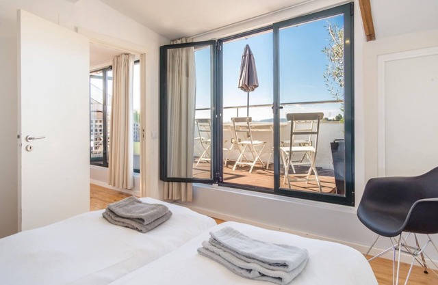 LV Premier P Real PI1 Central River Views Terrace