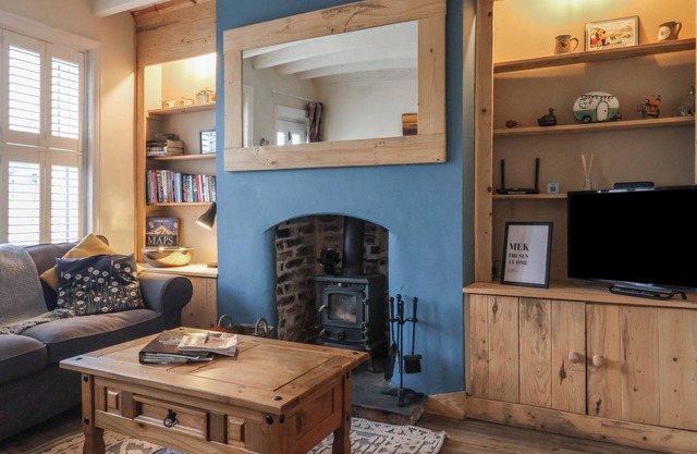 LYCHGATE VIEW COTTAGE, pet friendly, with open fire in Aldbrough