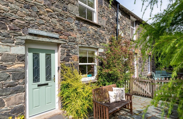 Lydia's River Cottage - sleeps 4 guests in 2 bedrooms