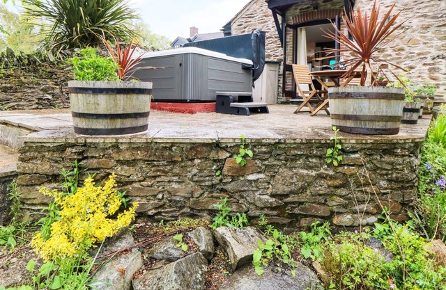LYNHER COTTAGE, character holiday cottage, with hot tub in Hatt