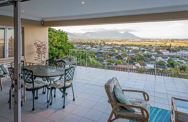 Lynx Vista is situated high on the Lakeside slopes with breathtaking views.