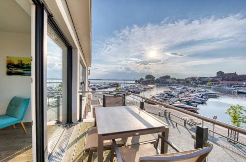Müritz Utkiek - Apartment mit Seeblick & Balkon in der Hafenresidenz