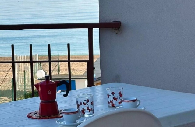 M097 - Marcelli, three-room apartment on the sea with private beach