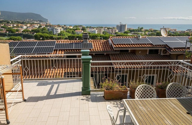 M316 - Marcelli, delightful three-room apartment with sea view