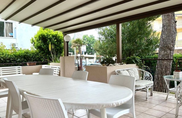 M395 - Marcelli, three-room apartment on the sea with patio and private beach
