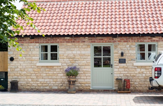 MABEL'S COTTAGE, romantic, with hot tub in Metheringham