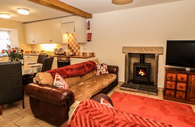 MABEL’S COTTAGE, family friendly, with a garden in Longnor