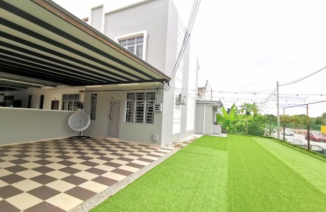 Maco Home Premium Suite Corner at Mount Austin Taman Daya