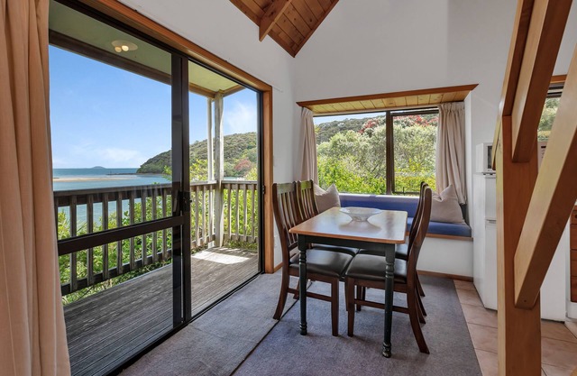 Macrocarpa Cottage - Cable Bay Holiday Home
